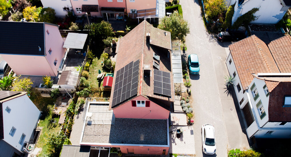 Draufsicht auf die Photovoltaikanlage mit Solarmodulen auf beiden Seiten des Ziegeldachs eines Einfamilienhauses in Schaffhausen.