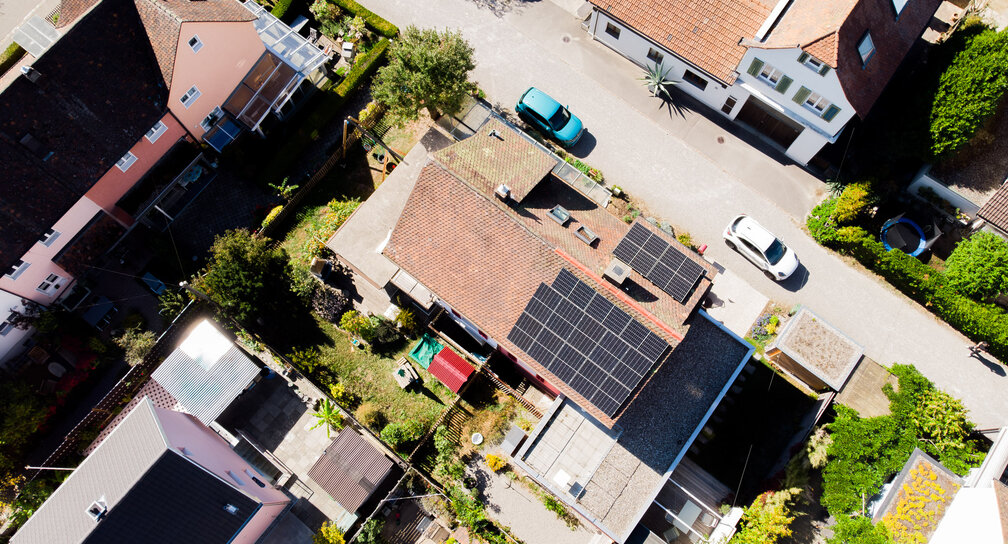 Luftaufnahme der Photovoltaikanlage auf einem Einfamilienhaus in Schaffhausen mit zwei Modulfeldern zur nachhaltigen Solarstromproduktion.